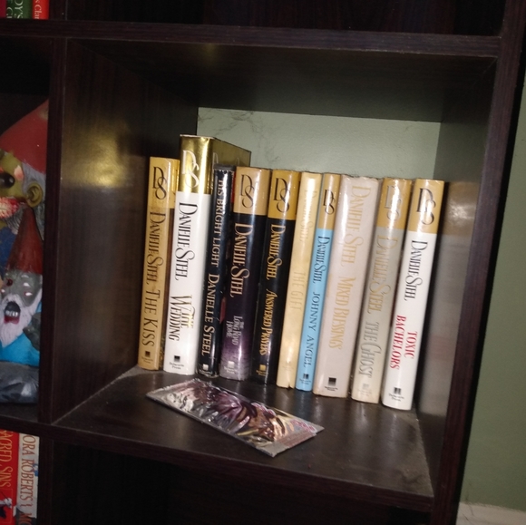 Vc andrews danielle steele n mary higgans clark books - Picture 2 of 4